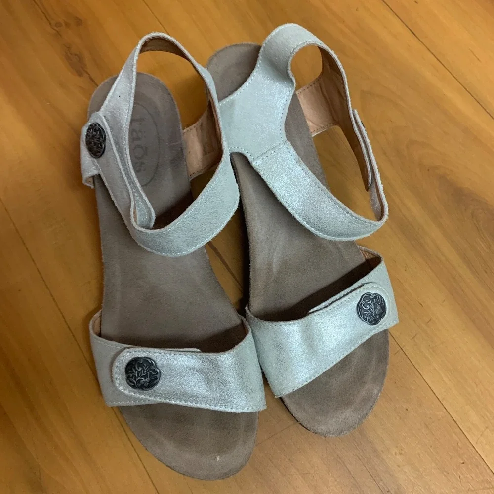 TAOS Festival 4048 Wedge Sandals Size 39 US 8-8.5 Silver Metallic Hook & Loop‎